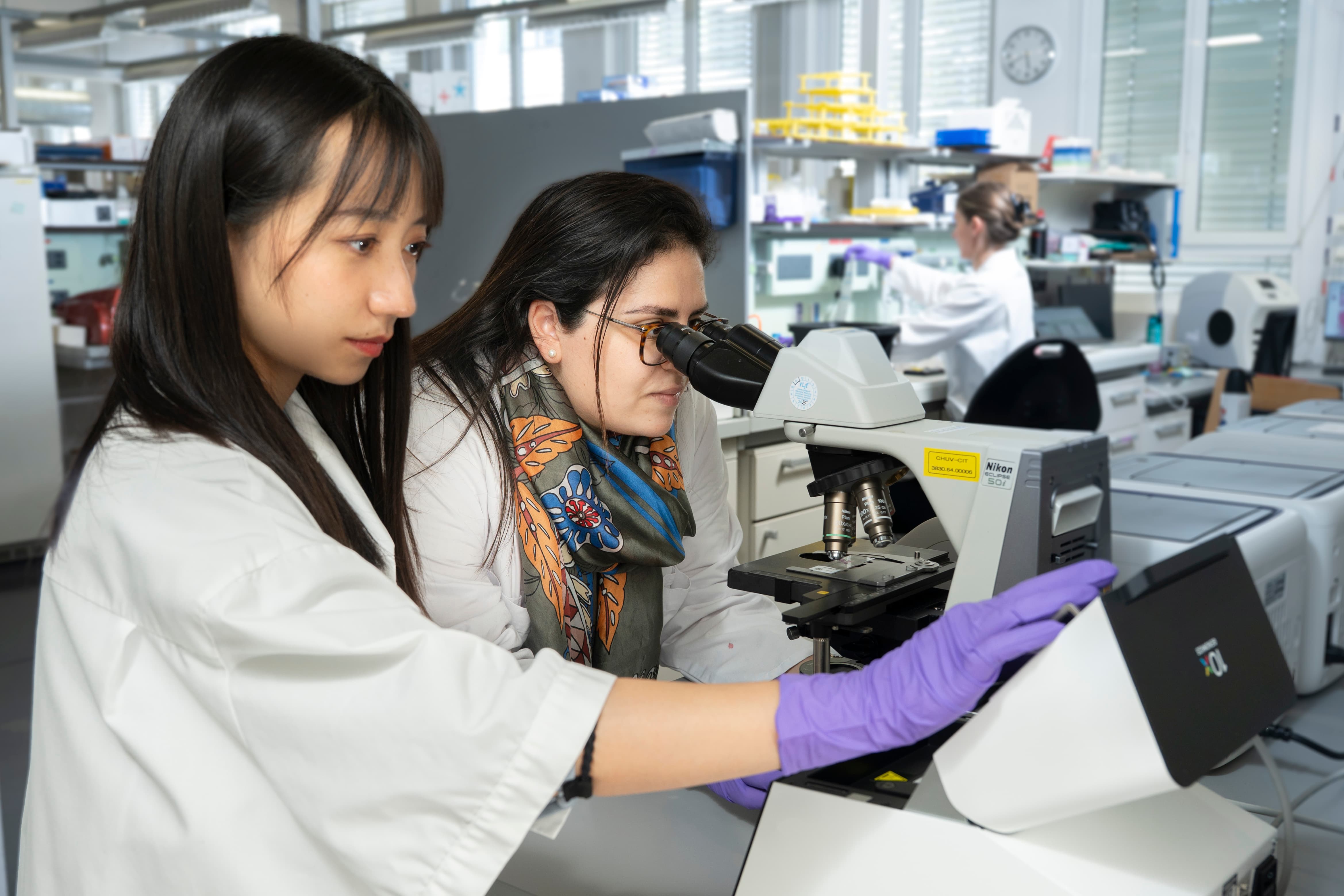 Researchers performing a Visium experiment as part of the MOSAIC study. Left: Estella Dong, PhD student in Dr. Gottardo’s lab; Right: Dr. Rita Sarkis, Research Associate in the Pathology Institute at the Lausanne University Hospital (CHUV).